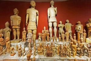 Emphasis on Frontalism and Hieratic Scale